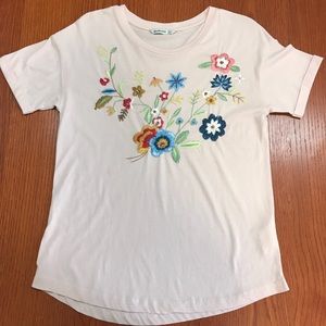 Light pink T-shirt with flower embroidery